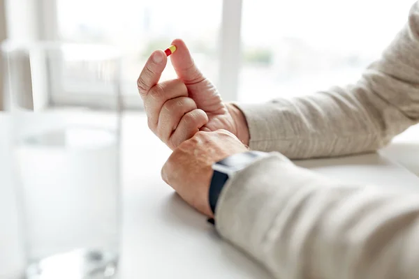 Nahaufnahme alter Männerhände mit Pille — Stockfoto