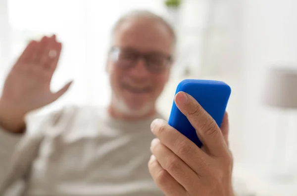 Primer plano del hombre que tiene videollamada en el teléfono inteligente —  Fotos de Stock