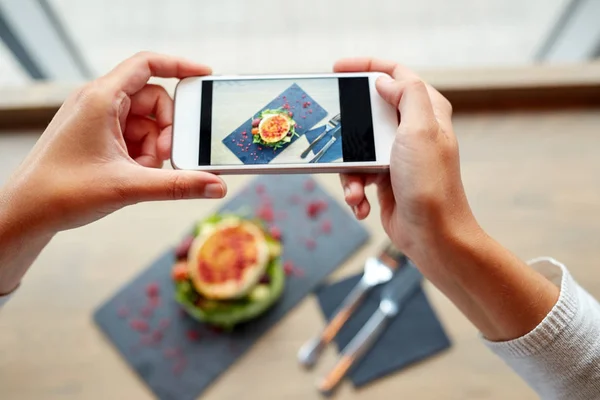 Manos con smartphone fotografiando comida — Foto de Stock