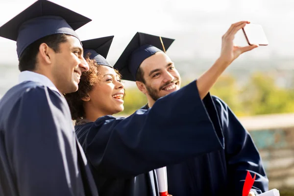 Studenter eller ungkarlar tar selfie av smartphone — Stockfoto