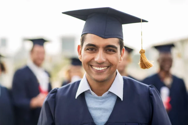 Estudiante feliz o soltero en tablero de mortero — Foto de Stock