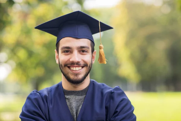 Närbild på student eller kandidatexamen i murbruk styrelse — Stockfoto