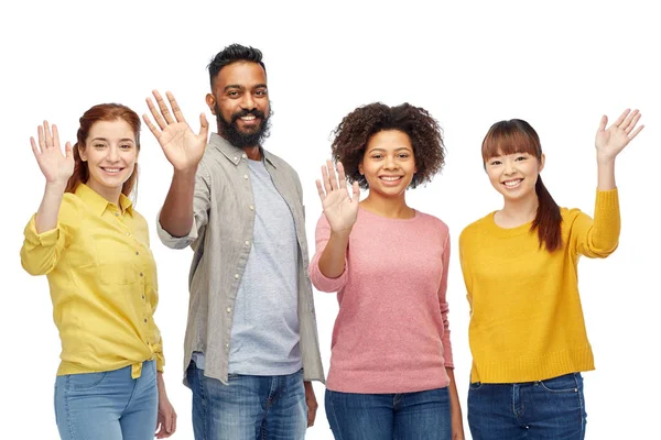 Internationale Gruppe glücklicher Menschen winkt — Stockfoto