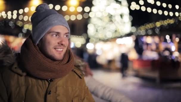 Feliz pareja divirtiéndose en el mercado de Navidad — Vídeos de Stock