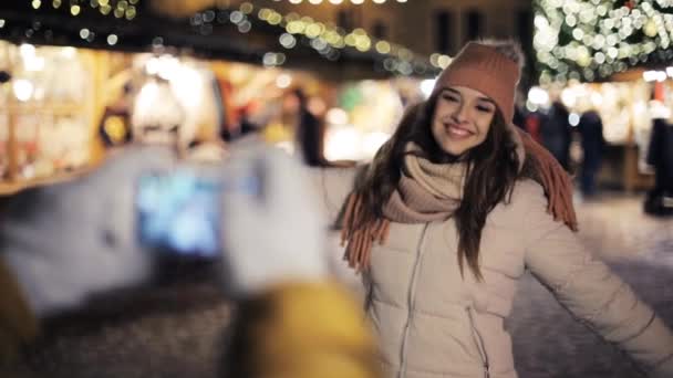 Пара со смартфоном фотографируют на Рождество — стоковое видео