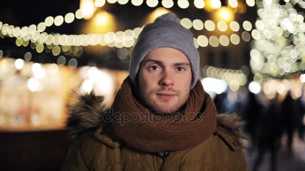 Hombre feliz en sombrero y chaqueta de invierno en Navidad — Vídeos de Stock