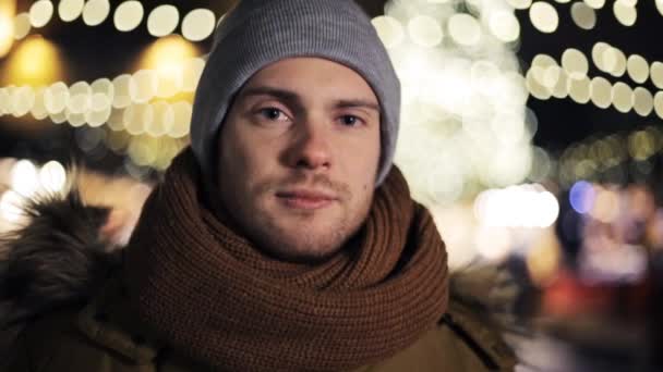 Felice uomo in cappello e giacca invernale a Natale — Video Stock