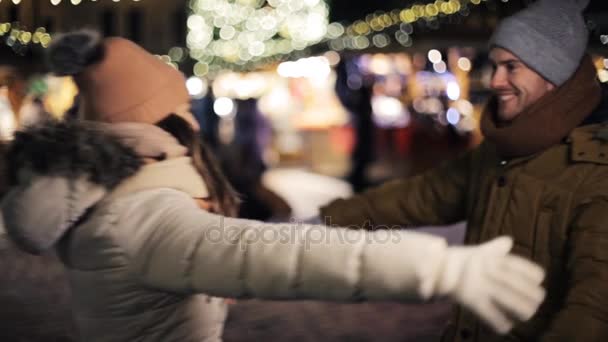 Mutlu çift toplantı ve Noel'de sarılma — Stok video