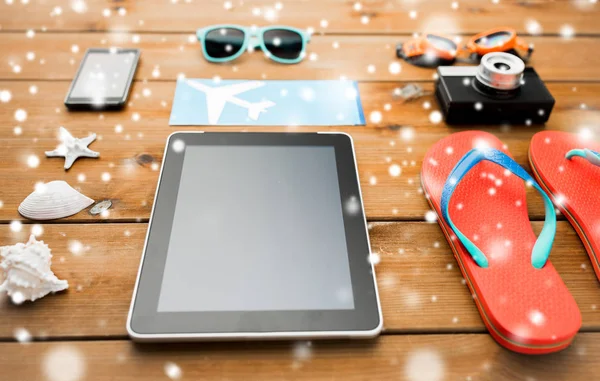 Tablet pc, biglietto aereo e roba da spiaggia — Foto Stock