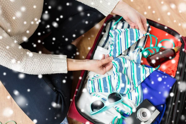 Primer plano de la mujer embalaje bolsa de viaje para vacaciones —  Fotos de Stock