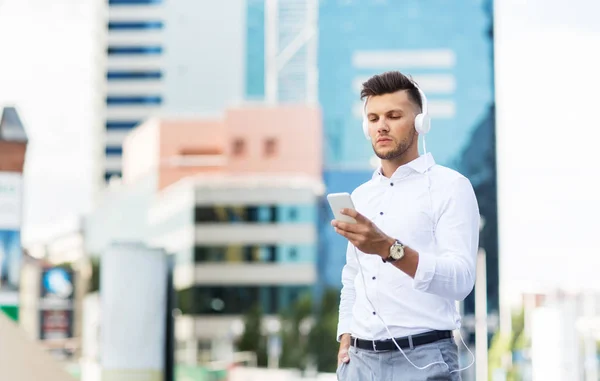 Man with headphones and smartphone listening music — Stock Photo, Image