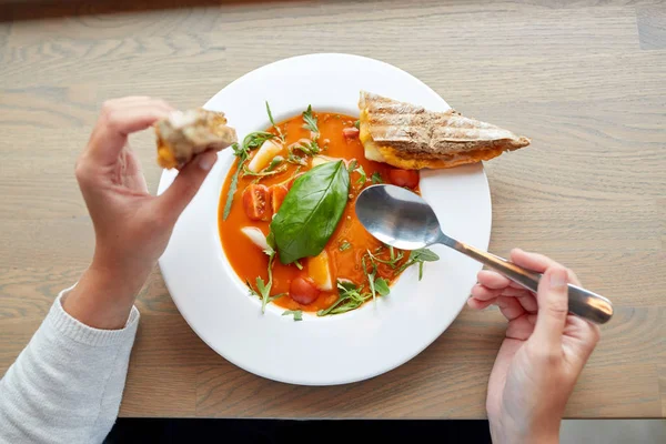 Mujer comiendo sopa de gazpacho en el restaurante —  Fotos de Stock