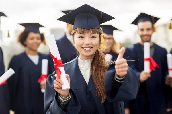 Başparmak gösterilmesini diploma ile mutlu öğrenciler — Stok fotoğraf
