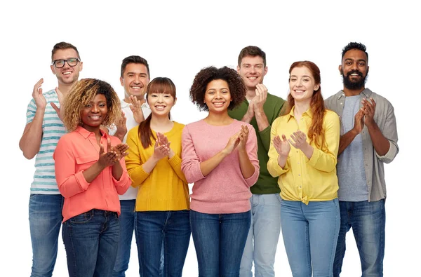 Internationale groep van gelukkige glimlachende mensen — Stockfoto