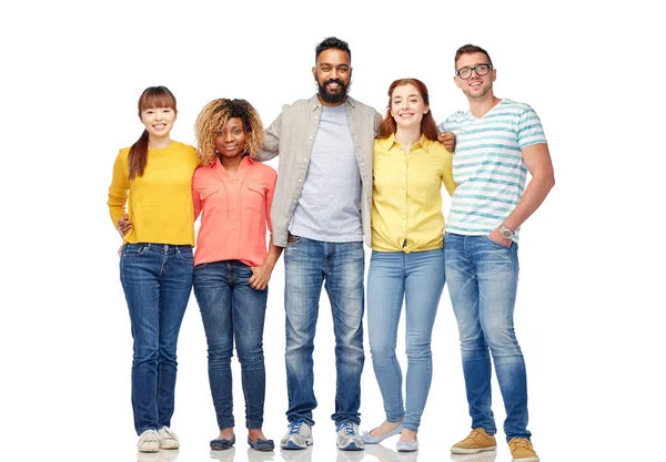 Internationell grupp glada leende människor — Stockfoto