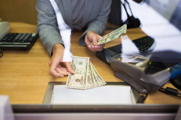 Verkäuferin gibt Kunden in Bankfiliale Bargeld — Stockfoto