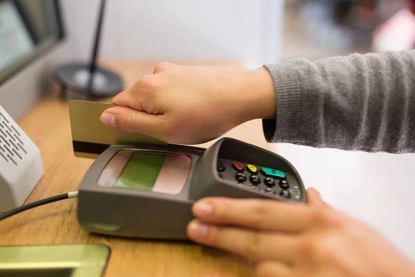 Nahaufnahme von Hand beim Einlegen der Bankkarte in das Terminal — Stockfoto