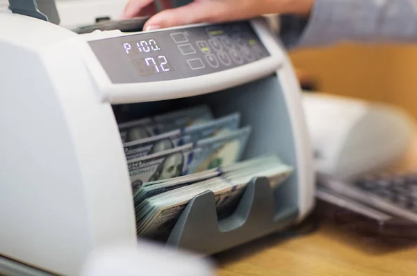 Dollar am Schalter für elektronisches Geld im Bankbüro — Stockfoto