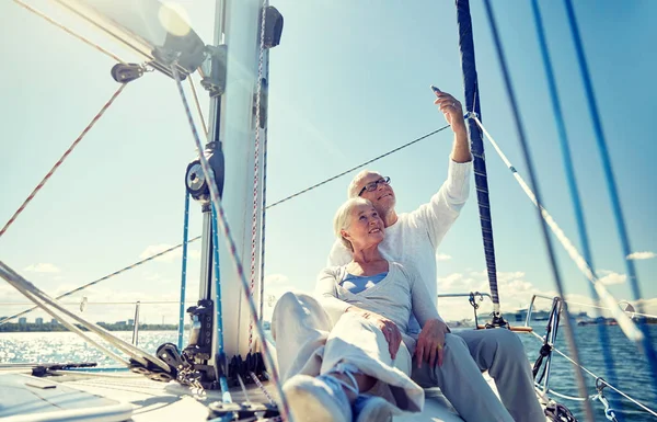 Időseknek a smartphone vesz selfie yacht — Stock Fotó