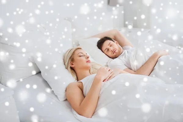 Ευτυχισμένο ζευγάρι κοιμάται στο κρεβάτι στο σπίτι — Φωτογραφία Αρχείου