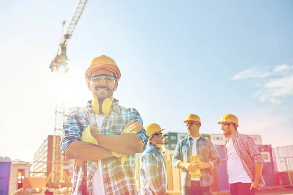 Grup gülümseyen inşaatçılar kavganın açık havada — Stok fotoğraf
