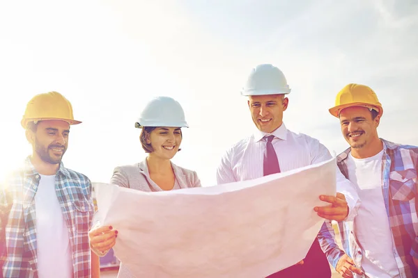 Groep bouwers en architecten met blauwdruk — Stockfoto