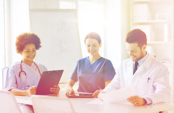 Groupe de médecins heureux réunion au bureau de l'hôpital — Photo