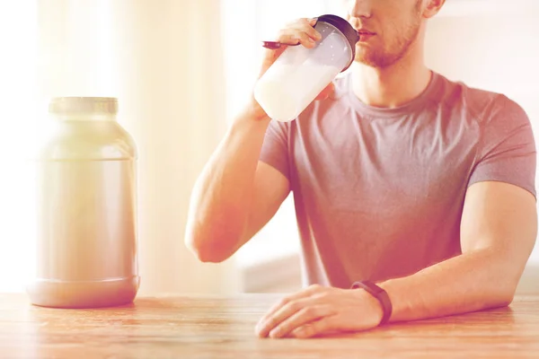 Close-up van de mens eiwit shake drinken — Stockfoto