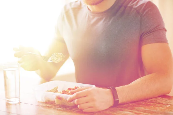 Detail člověka s vidličkou a jíst jídlo — Stock fotografie