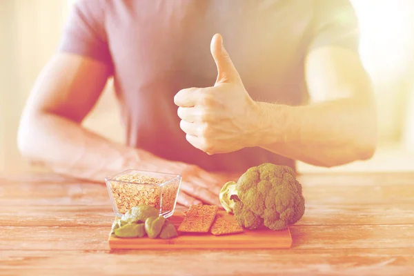 Close up de mãos masculinas mostrando alimentos ricos em fibras — Fotografia de Stock