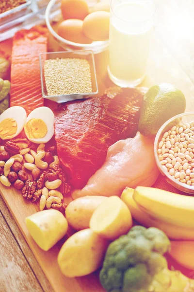 Close-up de diferentes itens alimentares na mesa — Fotografia de Stock