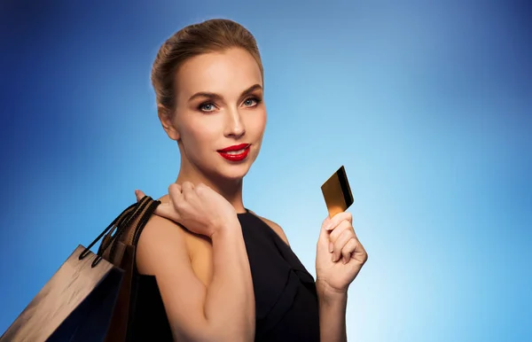 Femme avec carte de crédit et sacs à provisions — Photo