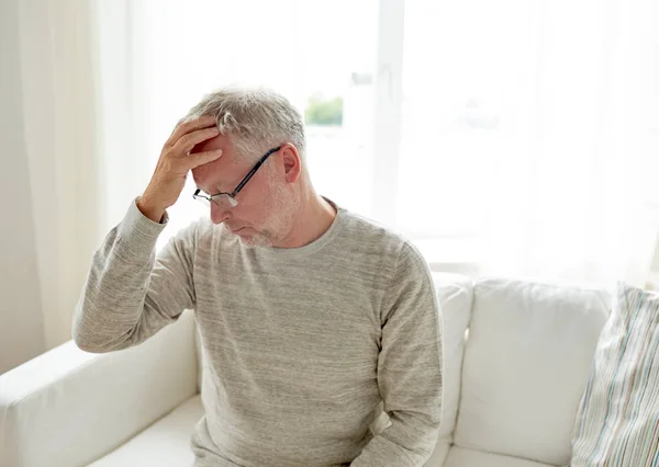 Starszy mężczyzna cierpi na ból głowy w domu — Zdjęcie stockowe