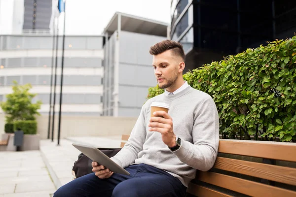 Hombre con la tableta PC y café en el banco de la calle de la ciudad — Foto de Stock