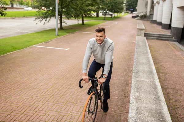 Joven montar en bicicleta en la calle de la ciudad — Foto de Stock