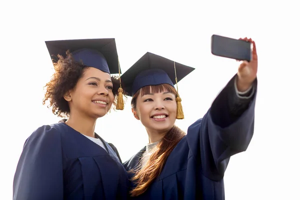 Studentów lub kawalerów biorąc selfie przez smartfona — Zdjęcie stockowe