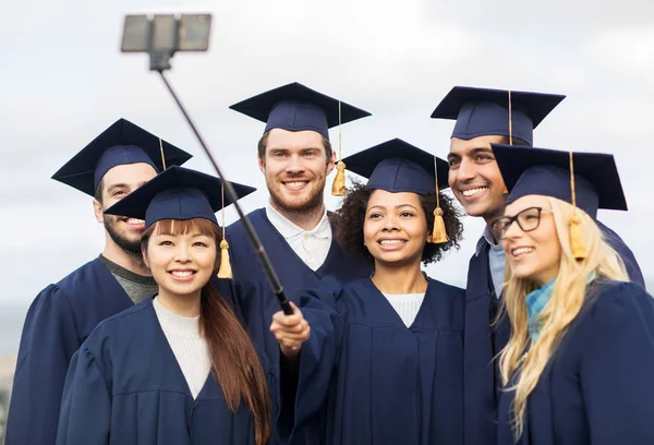 Studentów lub kawalerów biorąc selfie przez smartfona — Zdjęcie stockowe