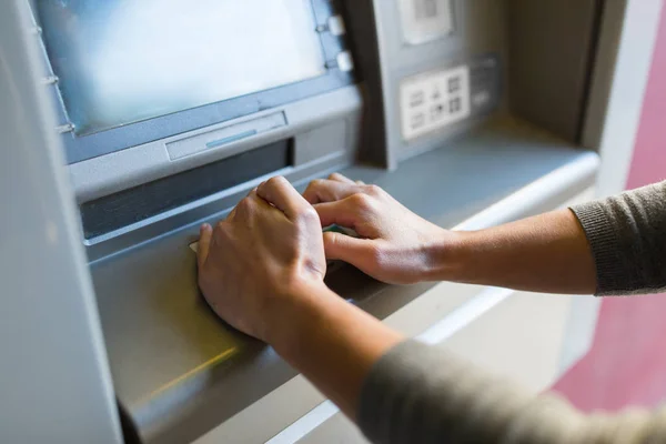 Закрытие руки, вводящей пин-код в банкомате — стоковое фото