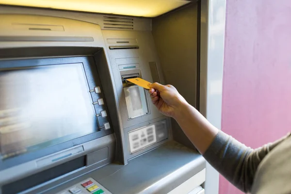 Primo piano della donna che inserisce la carta al bancomat — Foto Stock
