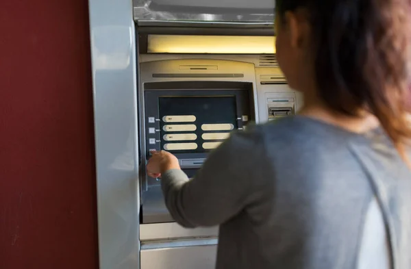 Close up van vrouw-optie op de ATM-machine — Stockfoto