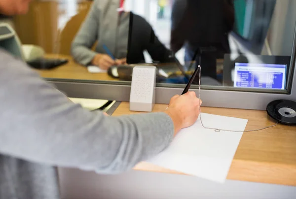 Pedido de escrita do cliente no escritório do banco — Fotografia de Stock