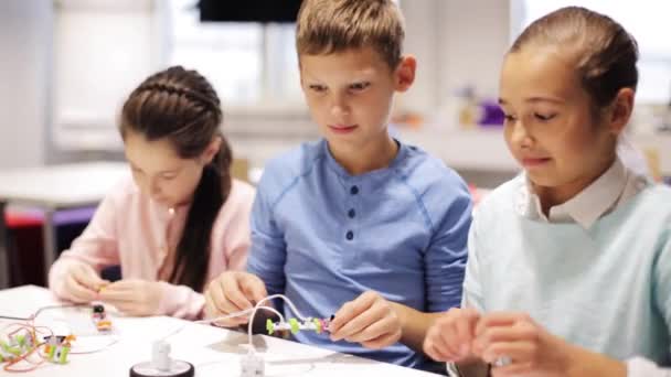 Crianças felizes aprendendo na escola de robótica — Vídeo de Stock