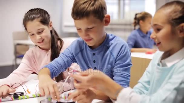 Bambini felici che imparano alla scuola di robotica — Video Stock