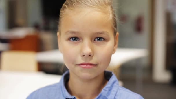 Feliz sonriente hermosa preadolescente chica en la escuela — Vídeos de Stock