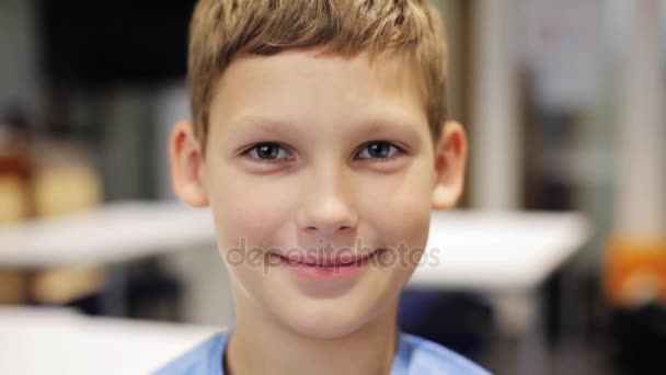 Feliz sonriente preadolescente chico en la escuela — Vídeo de stock