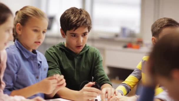 Niños felices aprendiendo en la escuela de robótica — Vídeos de Stock