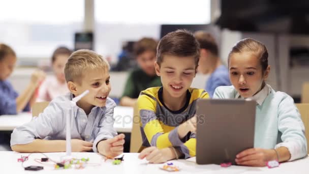 Діти з програмуванням планшетних ПК в школі робототехніки — стокове відео