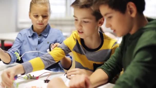Щасливі діти, які навчаються в школі робототехніки — стокове відео