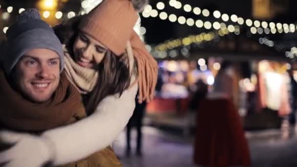 幸せなカップルのクリスマス マーケットでハグ — ストック動画