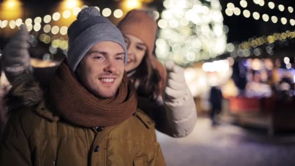 Glückliches Paar hat Spaß auf Weihnachtsmarkt — Stockvideo